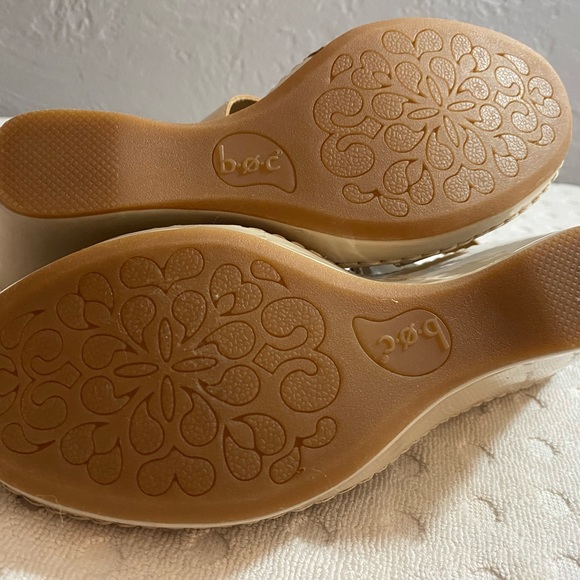 BORN Nude patent leather sandals with 3-D flower embellishments - Picture 6 of 16